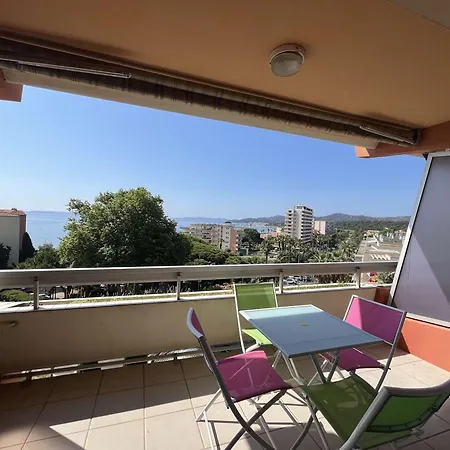 Cosy Au Lavandou Avec Terrasse Et Parking - Fr-1-308-73 Apartment